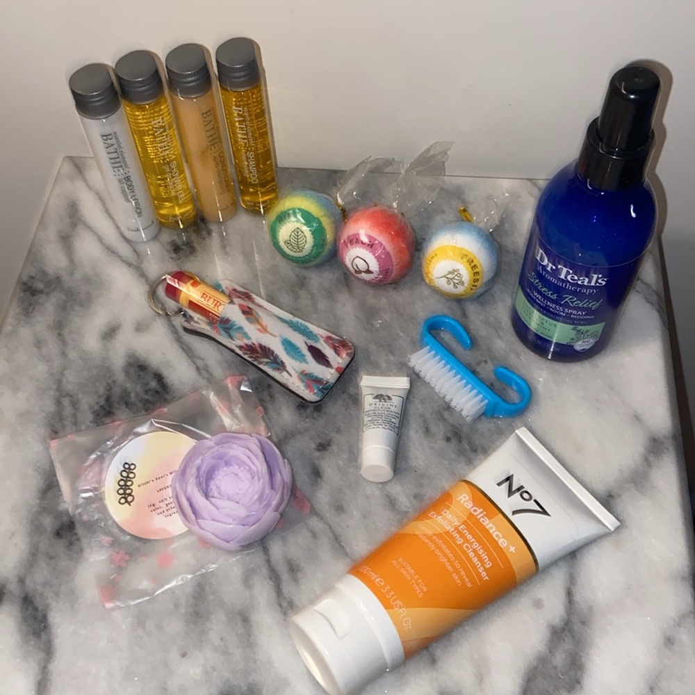 NWOT Boxed Bath & Body Self Care Bundle 14pcs